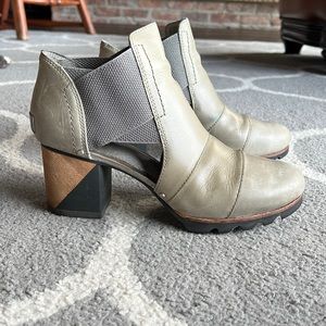 Sorel leather boots, size 9, gray color